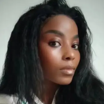 Alexia, coiffeuse confirmée chez XOXO COIFFURE Paris