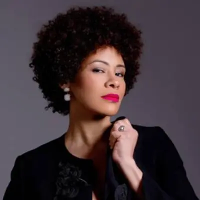 Elis, coiffeuse expérimentée chez XOXO COIFFURE Paris