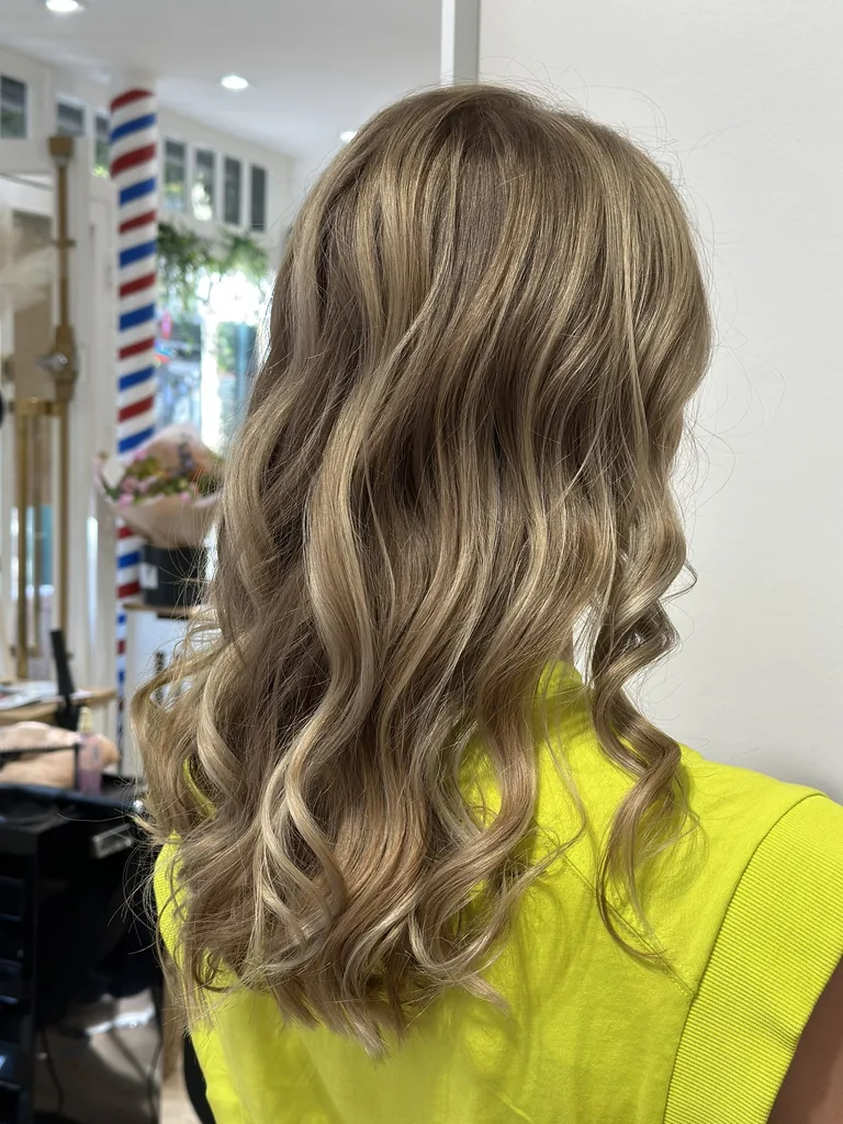 Balayage blond lumineux réalisé chez XOXO COIFFURE