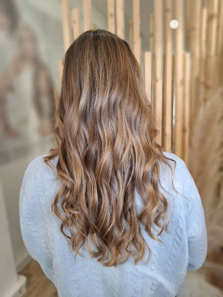 Balayage femme avec ondulations chez XOXO COIFFURE