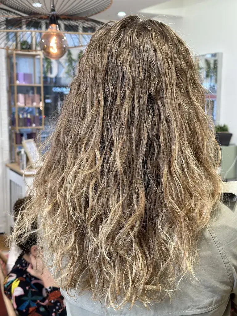 Balayage caramel par Sandra chez XOXO COIFFURE
