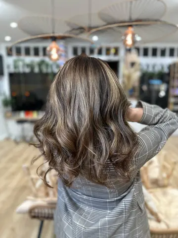 Balayage blond cendré sur base châtain, ondulations souples