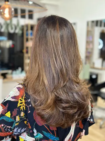 Balayage caramel subtil sur cheveux longs, brushing dégradé