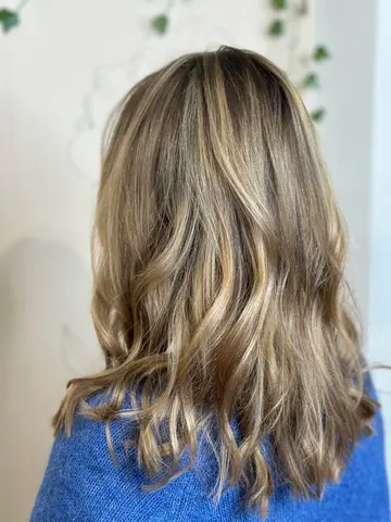 Balayage blond doré sur cheveux mi-longs, effet ensoleillé