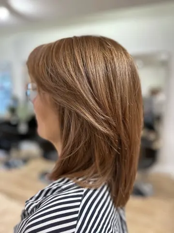 Coloration cuivré noisette avec coupe dégradée effilée