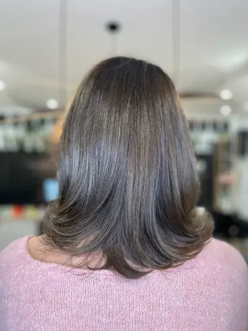Coloration châtain cendré sur cheveux mi-longs, pointes brushées
