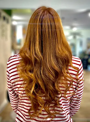 Coloration roux cuivré sur cheveux très longs ondulés
