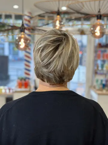 Coupe courte effilée blond cendré méché