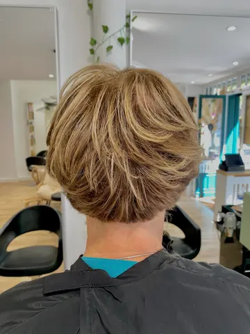 Coupe courte texturée blond doré avec volume