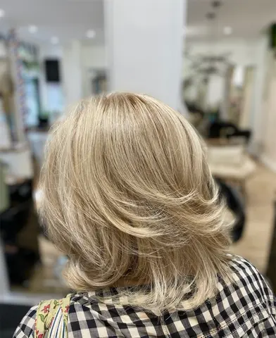Carré mi-long déstructuré blond clair, effet plume