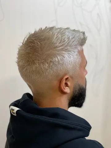 Coupe homme courte décolorée blond polaire, dégradé bas et barbe