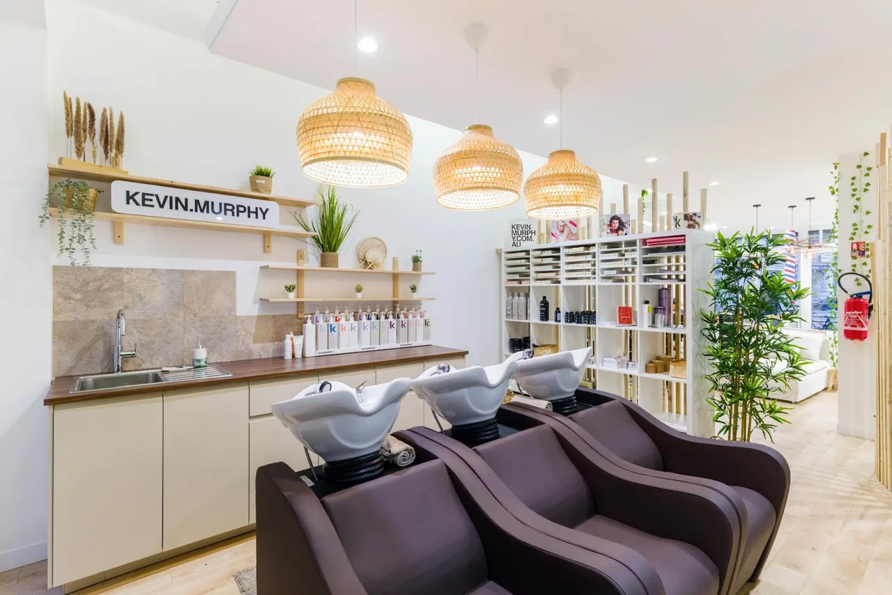L'espace détente du salon XOXO COIFFURE Paris 6, pensé aussi pour les enfants