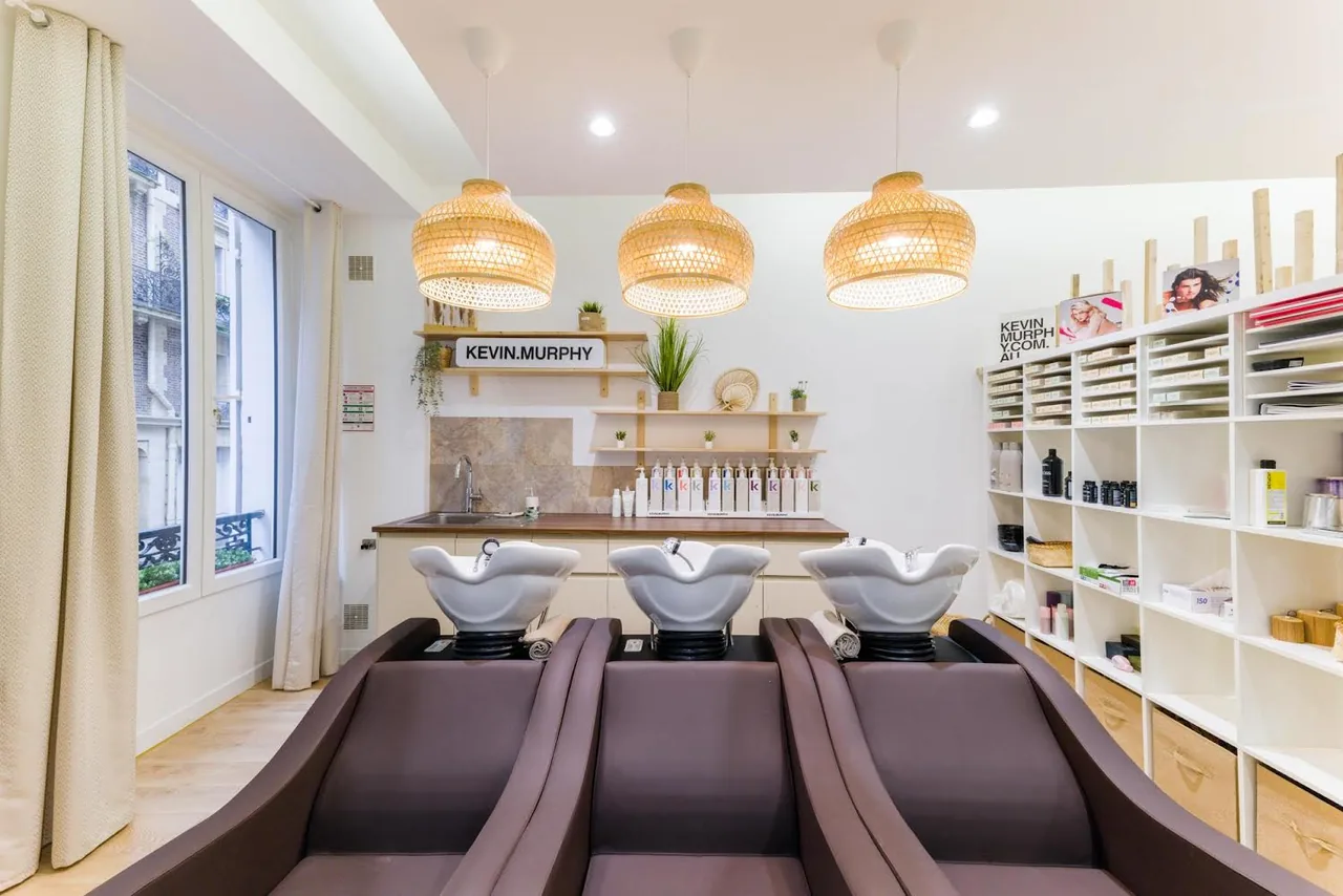 Espace bacs du salon XOXO COIFFURE Paris 6 — fauteuils massants pour votre soin lissage